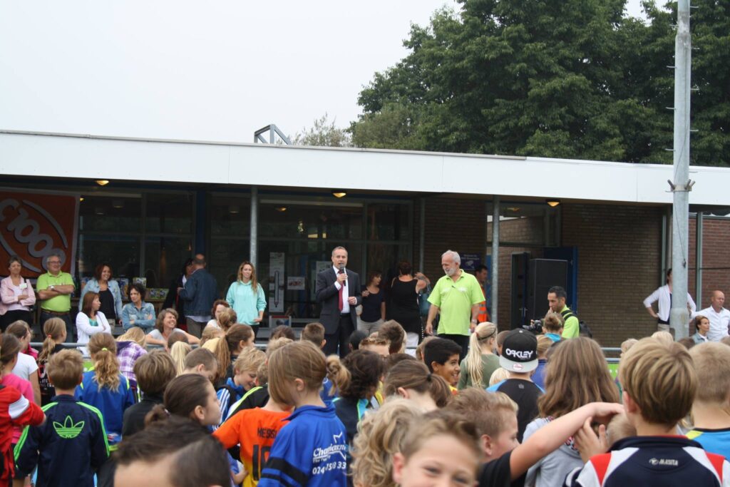 Grote groep kinderen tijdens een sportdag buiten