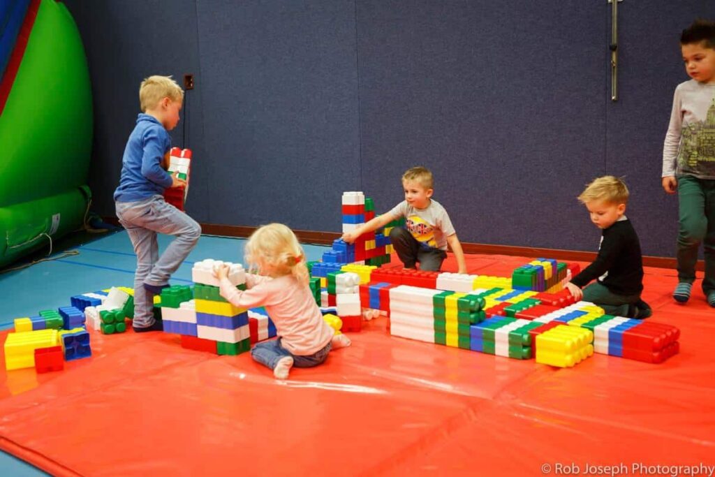 Kinderen doen mee aan sportieve activiteiten in een gymzaal