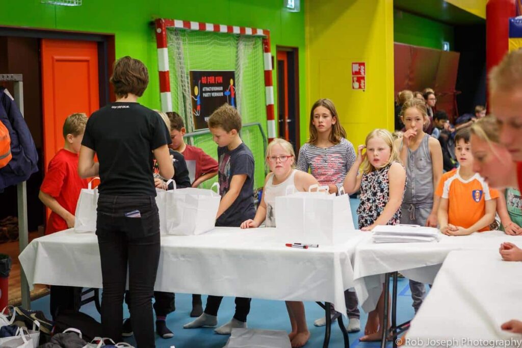 Kinderen spelen en sporten samen tijdens een evenement