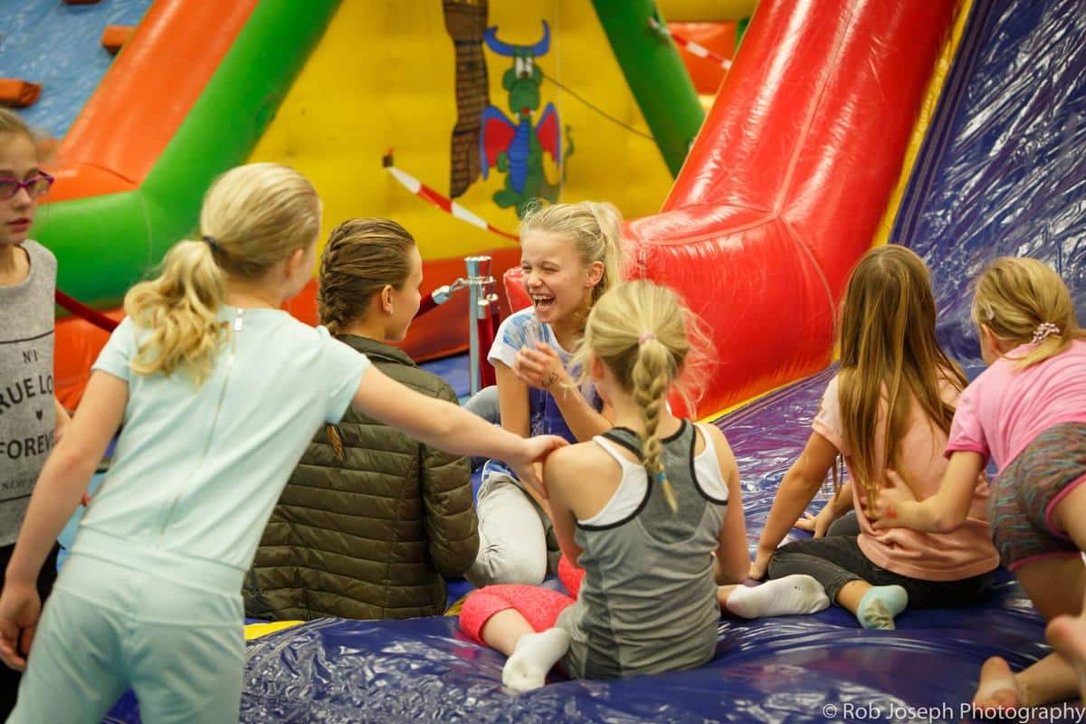Kinderen spelen samen op een kleurrijk opblaasbaar speeltoestel