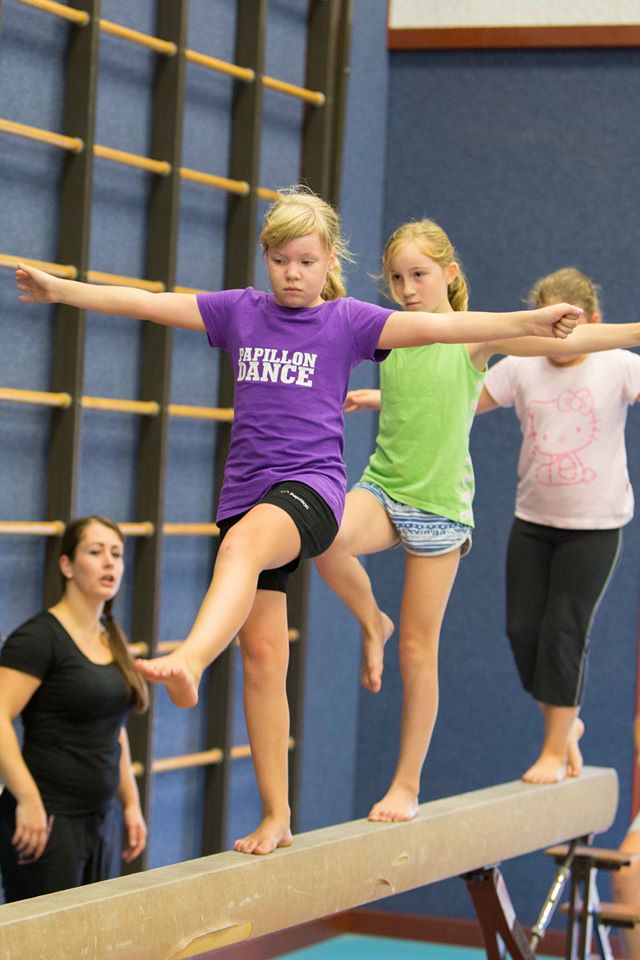 Kinderen oefenen danspassen tijdens een dansactiviteit