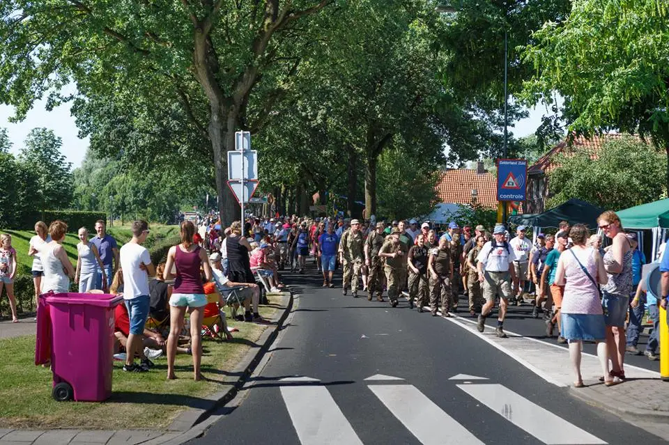Grote groep wandelaars tijdens de 4-daagse
