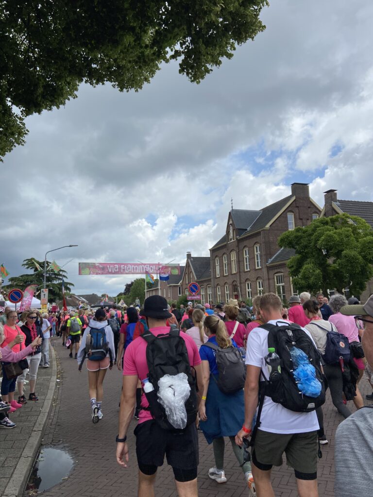 Deelnemers en bezoekers tijdens een evenement in een historische omgeving